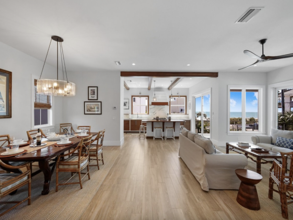 Beachside Four Bedrooms Vacation Home in Anna Maria